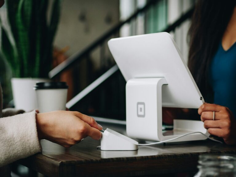 CRM con AI: automatizzare il customer care senza perdere il tocco umano